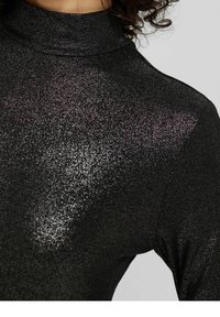 Svart, glittrig topp med hög krage och figurnära siluett, med en slät textur och reflekterande lyster. Inga mönster eller synlig hårdvara.