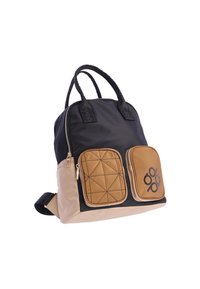 Mochila de nylon negra y marrón con dos bolsillos delanteros con cremallera, uno de los cuales presenta un patrón acolchado. Manijas cortas y correas para los hombros ajustables.