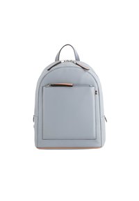 Vaaleansininen nahkabackpack, jossa on pyöristetty muoto, etupuolella vetoketjullinen tasku, sileä pinta ja kontrastiväriset ruskeat yksityiskohdat.