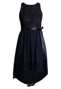 Robes bleu marine avec un corps en dentelle, une ceinture en satin et une jupe fluide. Dispose d'un ourlet avec des détails en dentelle et d'un accent de nœud sur le côté.