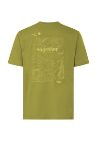 Olijfgroene t-shirt met een beige topografische kaart, het woord "samen", vogels, zon en tekst "daarbuiten, nieuwe paden vinden in de natuur" op de achterkant.