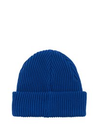 Dzianinowa niebieska czapka z prążkowaną fakturą i podwiniętym mankietem na dole. Posiada prosty, nieozdobiony design.