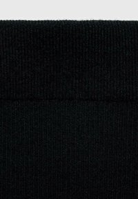 Černá pletená tkanina s žebrovanou texturou, s hladkým okrajem nahoře. Jednotná barva s měkkým, teplým vzhledem.