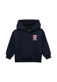 Granatowy kaptur wykonany z miękkiego materiału, z przednią kieszenią i kapturem na sznurek. Logo "SF" haftowane na czerwono na klatce piersiowej.