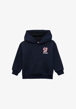 Granatowy kaptur wykonany z miękkiego materiału, z przednią kieszenią i kapturem na sznurek. Logo "SF" haftowane na czerwono na klatce piersiowej.