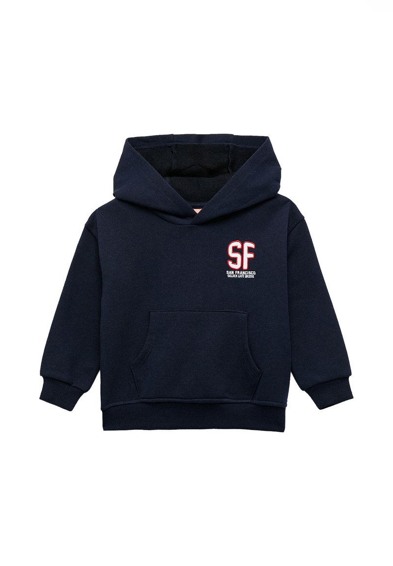 Granatowy kaptur wykonany z miękkiego materiału, z przednią kieszenią i kapturem na sznurek. Logo "SF" haftowane na czerwono na klatce piersiowej.