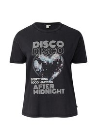 Czarna bawełniana koszulka z krótkim rękawem z grafiką w kształcie serca przedstawiającą dyskotekową kulę i białym napisem: "DISCO DISCO WSZYSTKO DOBRE DZIEJE SIĘ PO PÓŁNOCY."