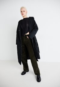 Vero Moda VMTESSA WIDE - Hlače - forest night