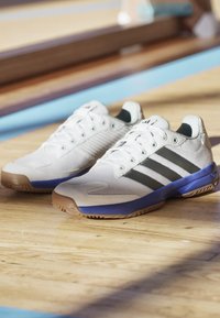 Seleccionado, cloud white core black lucid blue