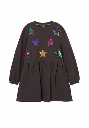 Vestido oscuro de manga larga con cintura fruncida y siete estrellas de lentejuelas coloridas en la parte superior delantera.