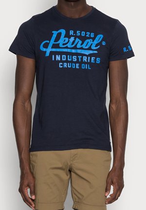 Granatowy bawełniany t-shirt z dużym niebieskim nadrukiem z napisem „Petrol Industries Crude Oil” na przodzie oraz małym logo na rękawie.