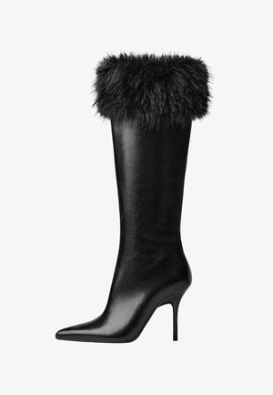 Stivali neri in pelle con tacco alto, punta affusolata e un risvolto in pelliccia sintetica nera testurizzata nella parte superiore. Finitura liscia con una silhouette elegante.