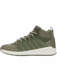 Zielone zamszowe trampki typu high-top z szarymi sznurówkami i metalowymi oczkami. Posiadają białą podeszwę środkową oraz strukturalne akcenty po bokach i z tyłu.