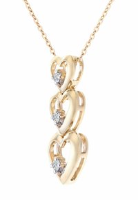 Collana con ciondolo a cuore in tono oro, con tre cuori intrecciati, ciascuno con un piccolo accento di diamante al centro. Catena collegata nella parte superiore.