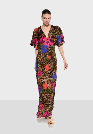 Robe maxi avec un imprimé léopard marron et des motifs floraux vibrants en rose, bleu et orange. Manches amples et décolleté en V profond.