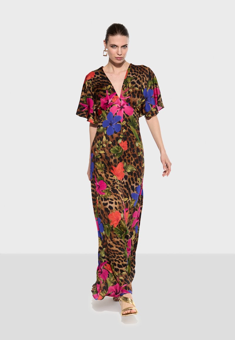 Robe maxi avec un imprimé léopard marron et des motifs floraux vibrants en rose, bleu et orange. Manches amples et décolleté en V profond.