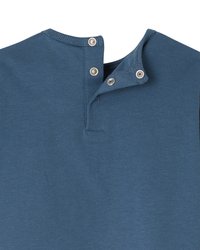 Blaues Baumwoll-T-Shirt mit leichtem Material, ausgestattet mit einer halben Knopfleiste am Hals und silbernen Metallknopf-Akzenten.