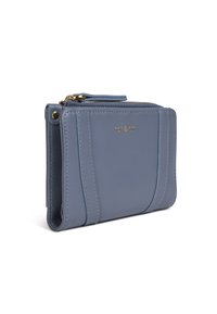 Blå läderplånbok med dragkedjestängning, med subtil guldbranding och sömdetaljer. Kompakt design med kortfack.