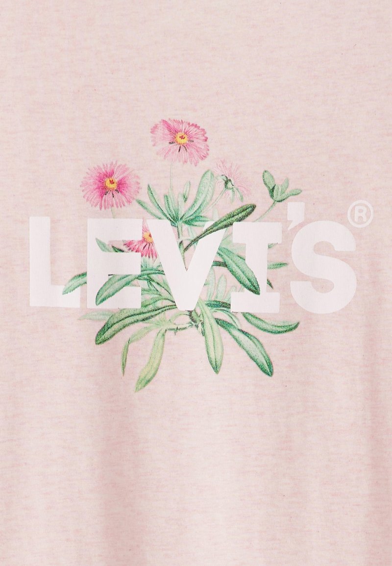 Helles rosa Baumwollgewebe mit floralem Design, das rosa Blumen und grüne Blätter zeigt, overlay mit dem kräftigen weißen Text "LEVI'S".