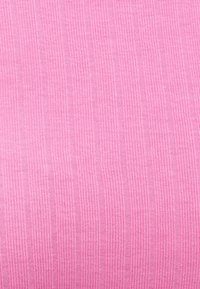 Roosa kootud kangas vertikaalse soonilise tekstuuriga. Kerge, elastne materjal, millel on ühtlane mustriga kogu ulatuses.