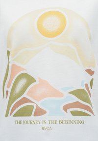 Αφηρημένο τοπίο με ήλιο, βουνά και ποτάμι σε απαλούς τόνους πάνω από το κείμενο "ΤΟ ΤΑΞΙΔΙ ΕΙΝΑΙ Η ΑΡΧΗ RVCA."