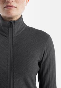 Maglione zip-up grigio scuro con colletto alto, tessuto testurizzato con un motivo sottile e chiusura centrale con zip.