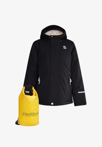 Chaqueta impermeable negra con una capucha suave forrada de blanco, cremalleras plateadas y detalles reflectantes. Acompañada de una bolsa impermeable amarilla.