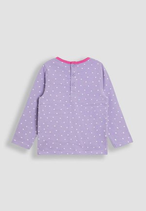 Langarmshirt in Lavendel mit weißen Herzmustern, ausgestattet mit einem pinkfarbenen Rippkragen und Knopfverschluss auf der Rückseite. Weicher Stoff.