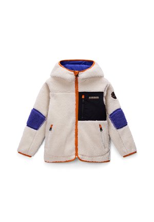 Veste en polaire couleur crème avec des accents orange, une capuche doublée de bleu, des poches latérales et une poche poitrine noire. Présente des emplacements texturés de couleur violette.