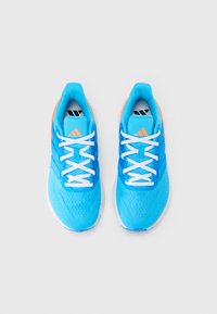 Zapatillas deportivas azules con detalles naranjas, con parte superior de malla, cordones blancos y suela texturizada. Logotipo de la marca en la lengüeta y el lateral.