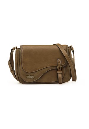 Sac besace en cuir marron avec bandoulière réglable, rabat avant avec boucle décorative et logo "ming." en bas à gauche.
