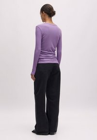 EDITED INOA - Longsleeve - lila