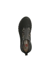 Chaussure noire à enfiler avec une finition texturée, dotée d'un panneau latéral élastique à motifs et d'une semelle intérieure rembourrée pour plus de confort.