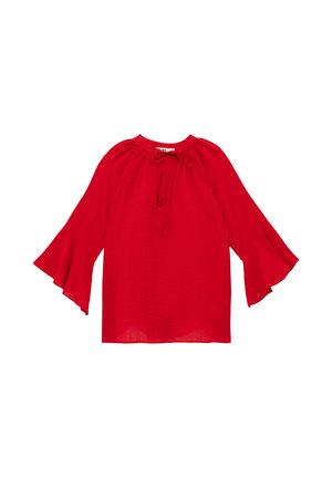 Czerwona bluzka z długim rękawem, szerokimi falbanistymi mankietami i dekoltem z wiązaniem przy szyi, wykonana z lekkiego materiału.