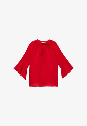 Blusa roja de manga larga con puños anchos con volantes y abertura en forma de ojo de cerradura con lazo en el cuello, hecha de tela ligera.