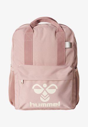 Roze stoffen rugzak met gevoerde schouderbanden, een voorvak met rits, mesh zijvakken en een wit logo ontwerp op de voorkant. Gestructureerd, duurzaam materiaal.