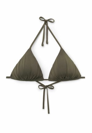 Top de bikini triangular verde oliva con cuello halter y lazos en la espalda, detalle de tela fruncida, colocado sobre fondo blanco.