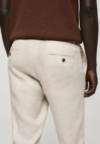 Mango Chino hlače - off-white
