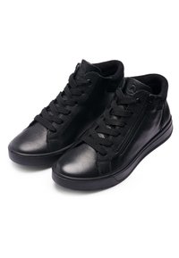 Paire de baskets montantes en cuir noir avec lacets et fermetures éclairs latérales, cols rembourrés et semelles en caoutchouc.