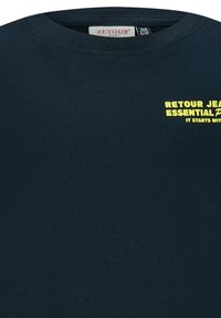 Granatowy t-shirt z bawełny ma okrągły dekolt i krótkie rękawy, a na froncie znajduje się jasnoniebieski nadrukowany logo. Miękka, gładka faktura.