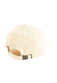 Beige ribfluwelen pet met een gebogen klep, gestructureerde verticale strepen en een metalen verstelbare band aan de achterkant.