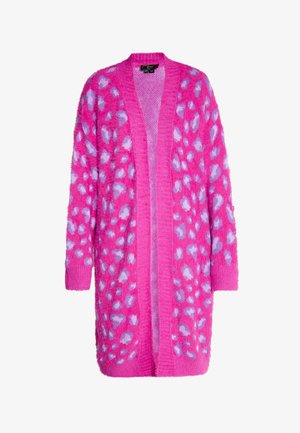 Cardigan fuzzy roz cu buline lila, deschis în față, cu mâneci lungi și mansete din tricot cu bordură. Textură moale cu un croi lejer.