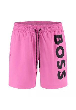 Bañador corto de color rosa brillante con cordón negro y gran texto vertical negro "BOSS" en la pierna derecha. Diseño con cintura elástica.
