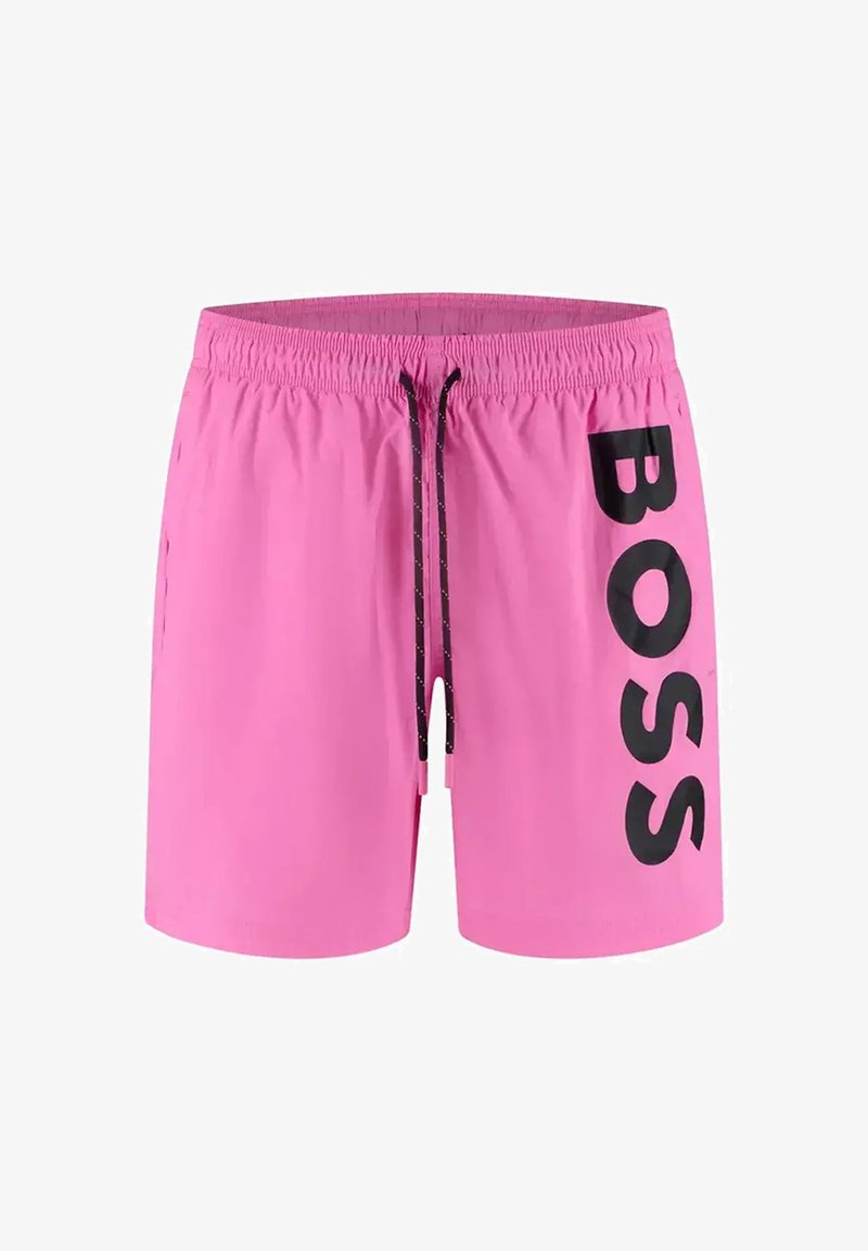 Short de bain rose vif avec cordon noir et grand texte vertical noir "BOSS" sur la jambe droite. Taille élastique.