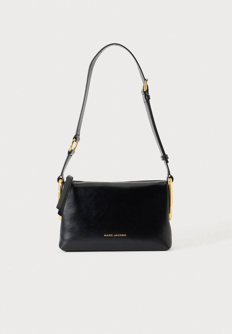 Sac d'épaule en cuir noir avec sangle réglable et quincaillerie dorée, avec petit logo doré "Marc Jacobs" au centre avant.