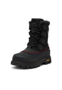 Botte d'hiver isolée noire avec semelle en caoutchouc épaisse, coutures rouges, fermeture à lacets à l'avant et col rembourré avec doublure en polaire.