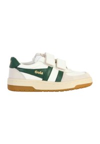 Zapatilla blanca con acentos en gamuza verde y dos correas de Velcro; cuenta con una suela de goma texturizada y un pequeño logo de marca dorado.