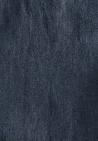 Tessuto di jeans scuro con una superficie testurizzata, caratterizzato da un sottile motivo a spina di pesce e una trama consistente, adatto per diverse applicazioni.