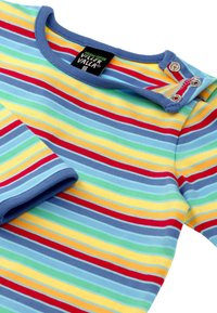 Camicia in cotone organico a righe con strisce orizzontali blu, gialle, rosse e verdi, con un collo blu e bottoni a pressione sulla spalla.