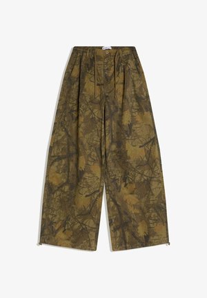 Losse broek met olijfkleurig en bruin bladcamo-patroon, elastische tailleband, trekkoord, knoopsluiting en zijzakken.